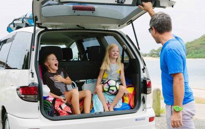 kids in the bck dad opens boot door 8 seater