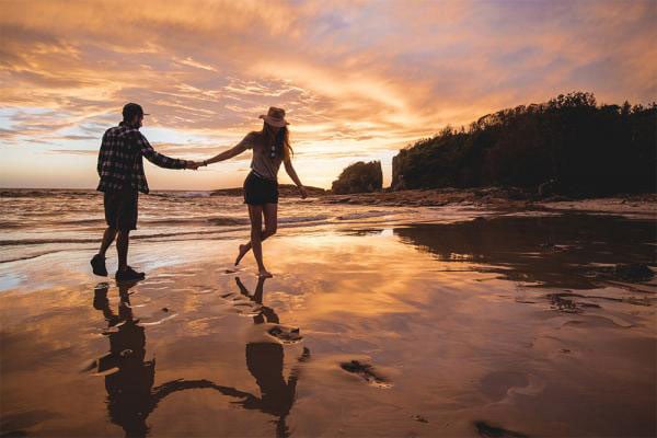 couple-walk-beach-australia-at-sunset