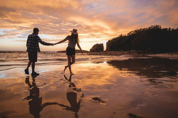 couple-walk-beach-australia-at-sunset
