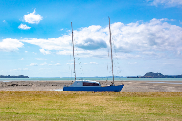 Boat sitting in Kawakawa Bay at low tide